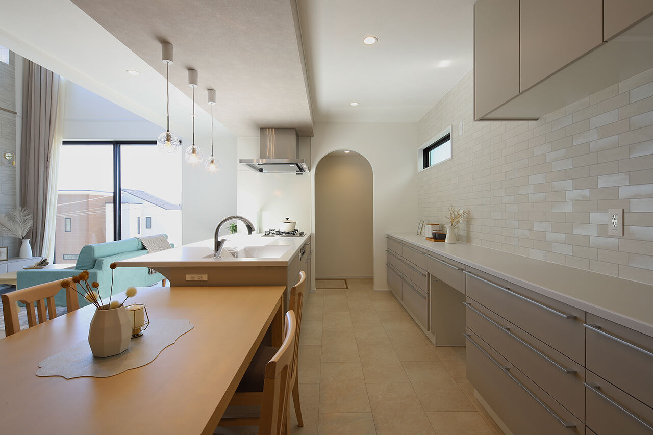 パシフィック・ホーム&リノベーション/岡田建設 【2000万円以下/40坪以下/太陽光発電】大きな吹き抜けリビングから花火を楽しむ高台の家（間取り図有）の建築実例画像3