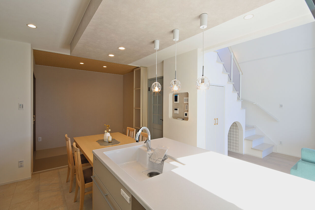 パシフィック・ホーム&リノベーション/岡田建設 【2000万円以下/40坪以下/太陽光発電】大きな吹き抜けリビングから花火を楽しむ高台の家（間取り図有）の建築実例画像4