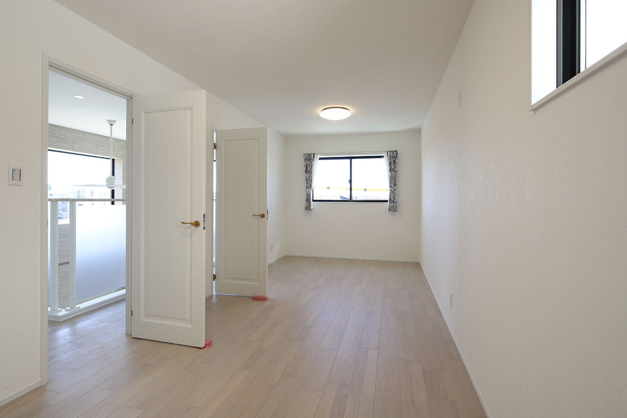 パシフィック・ホーム&リノベーション/岡田建設 【2000万円以下/40坪以下/太陽光発電】大きな吹き抜けリビングから花火を楽しむ高台の家（間取り図有）の建築実例画像5