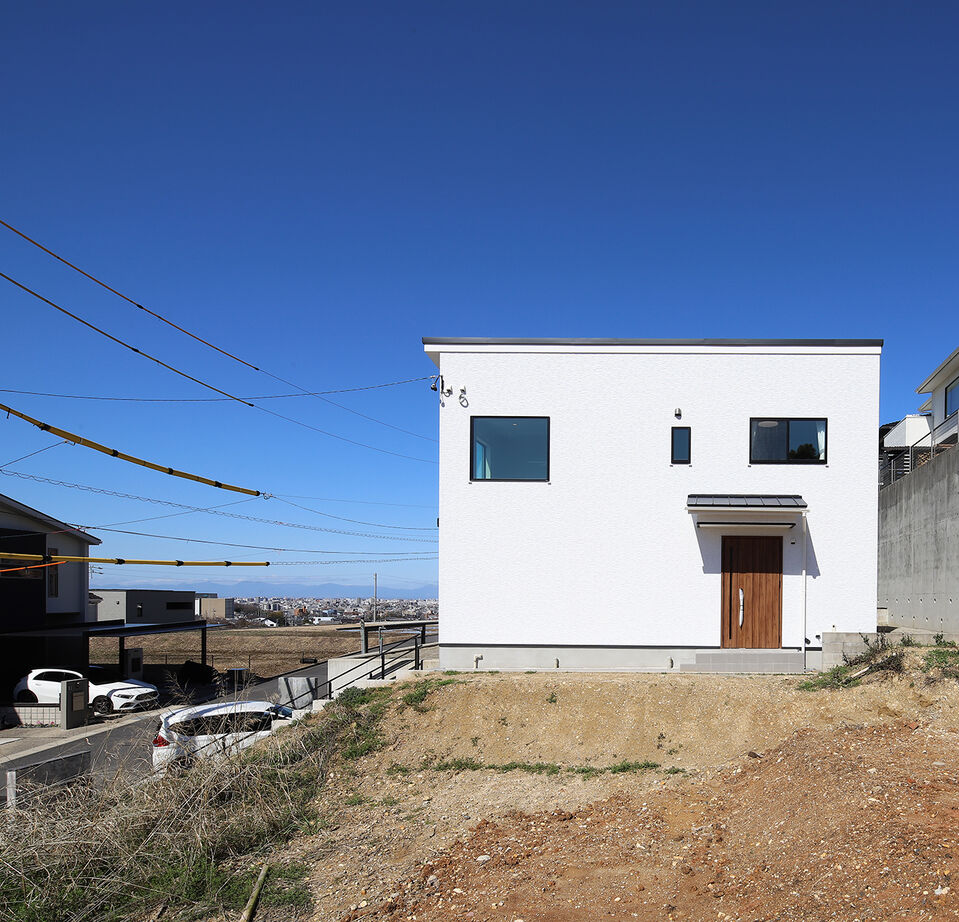 パシフィック・ホーム&リノベーション/岡田建設 【2000万円以下/40坪以下/太陽光発電】大きな吹き抜けリビングから花火を楽しむ高台の家（間取り図有）の建築実例画像9