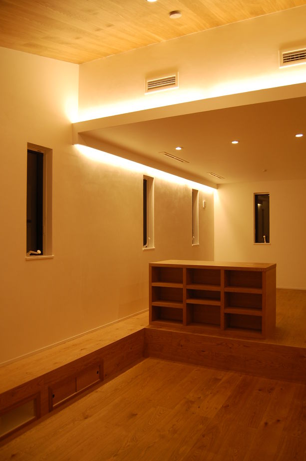 匠技建 【2000万円台/40坪台/2階リビング/間取り図】リビング階段を中心に趣味部屋と繋がるビルトインガレージの家の建築実例画像4