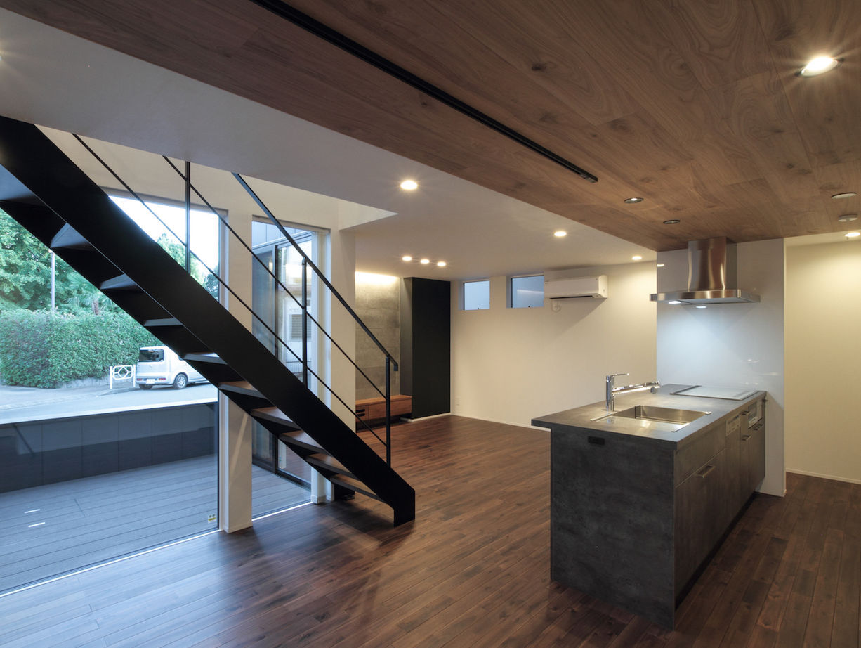 匠技建 【国立市/2000万円台/30坪台/間取り図】明るく広いリビングにウッドデッキを囲むような窓が少ない外観の家の建築実例画像