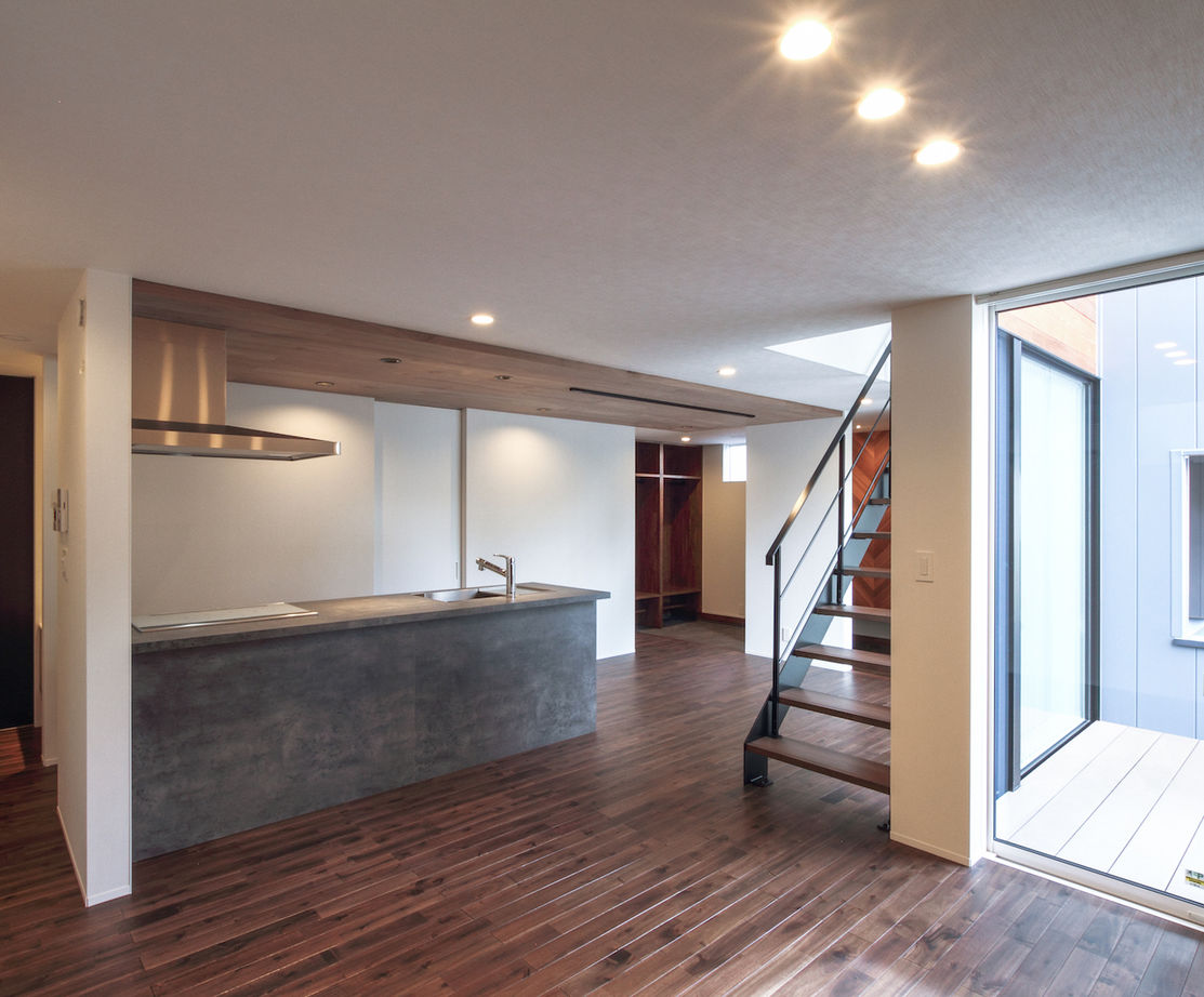 匠技建 【国立市/2000万円台/30坪台/間取り図】明るく広いリビングにウッドデッキを囲むような窓が少ない外観の家の建築実例画像3