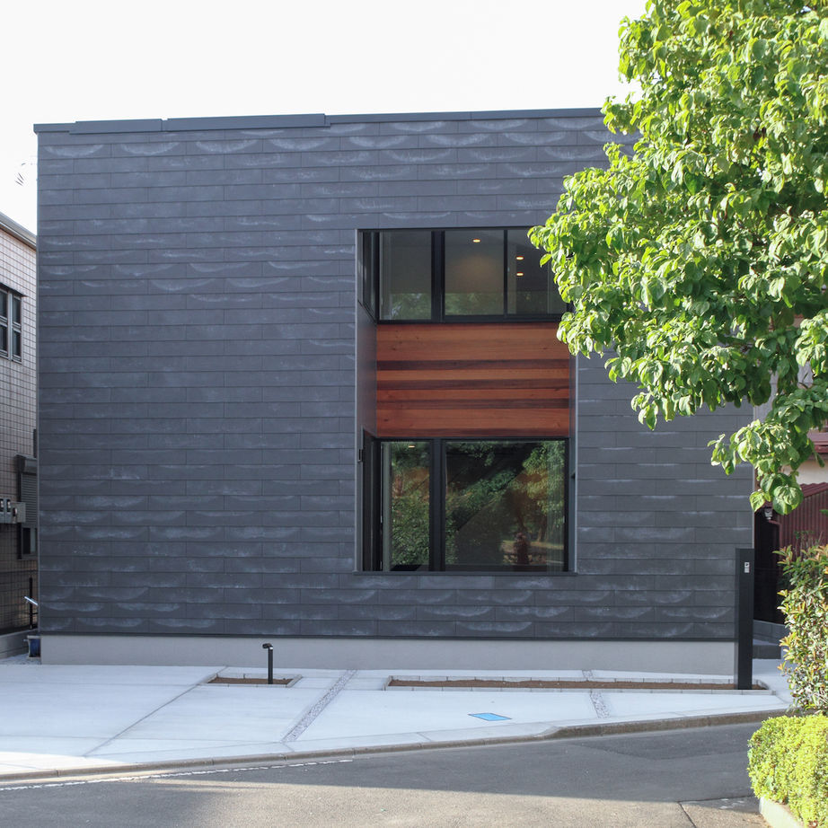 匠技建 【国立市/2000万円台/30坪台/間取り図】明るく広いリビングにウッドデッキを囲むような窓が少ない外観の家の建築実例画像4