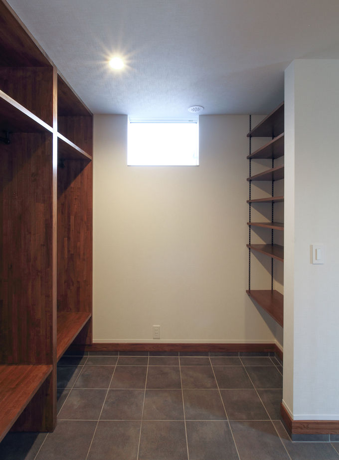 匠技建 【国立市/2000万円台/30坪台/間取り図】明るく広いリビングにウッドデッキを囲むような窓が少ない外観の家の建築実例画像8