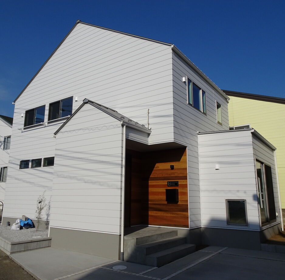 匠技建 【2000万円台/30坪台/書斎/間取り図】エアコンと窓のある小屋裏収納にガルバリウム鋼板の白い三角屋根の家の建築実例画像