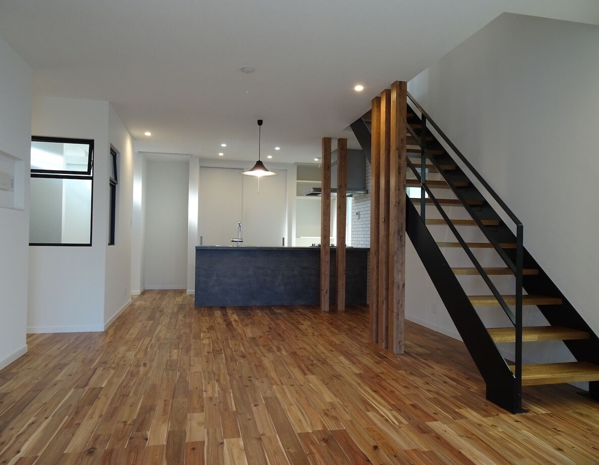 匠技建 【2000万円台/30坪台/書斎/間取り図】エアコンと窓のある小屋裏収納にガルバリウム鋼板の白い三角屋根の家の建築実例画像2