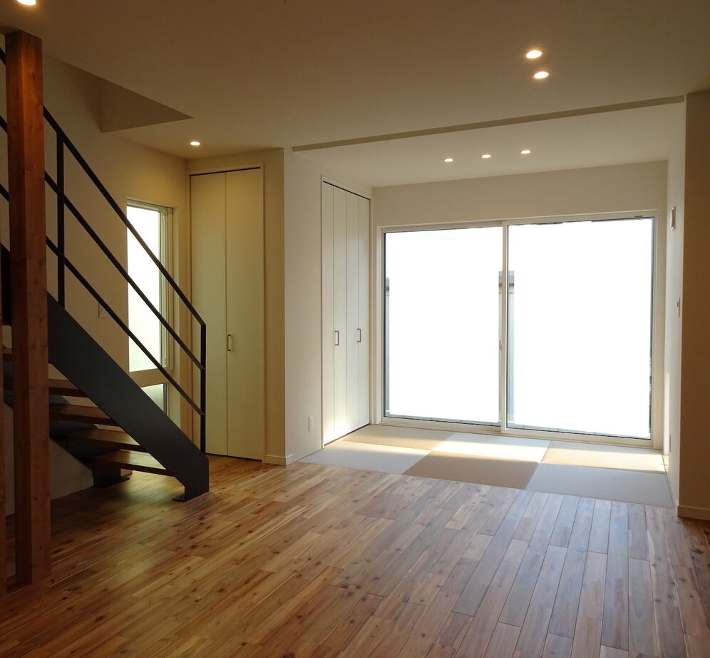 匠技建 【2000万円台/30坪台/書斎/間取り図】エアコンと窓のある小屋裏収納にガルバリウム鋼板の白い三角屋根の家の建築実例画像3