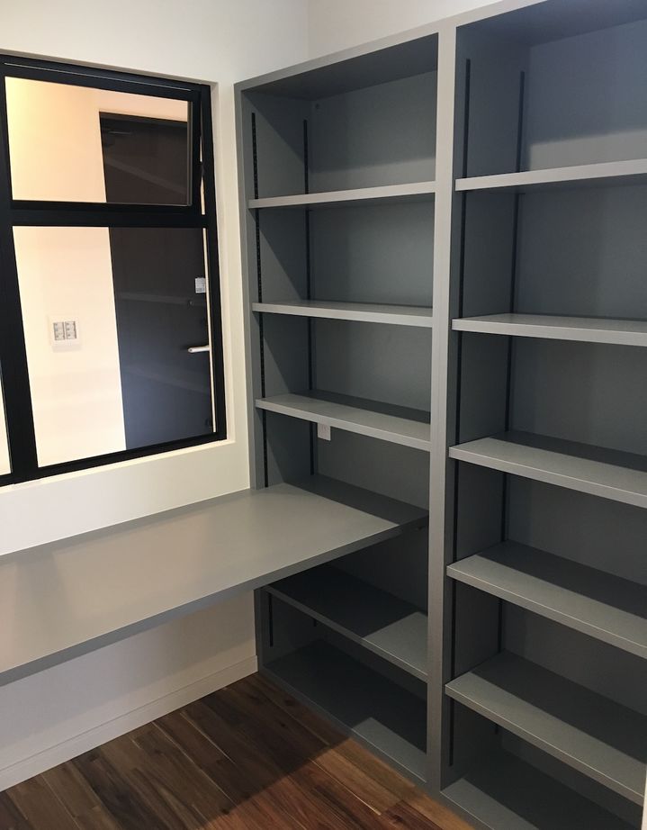 匠技建 【2000万円台/30坪台/書斎/間取り図】エアコンと窓のある小屋裏収納にガルバリウム鋼板の白い三角屋根の家の建築実例画像4