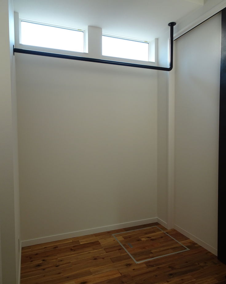 匠技建 【2000万円台/30坪台/書斎/間取り図】エアコンと窓のある小屋裏収納にガルバリウム鋼板の白い三角屋根の家の建築実例画像5