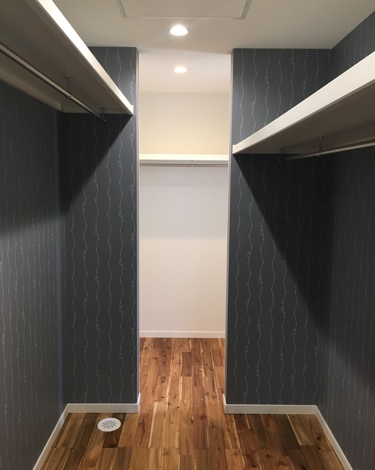 匠技建 【2000万円台/30坪台/書斎/間取り図】エアコンと窓のある小屋裏収納にガルバリウム鋼板の白い三角屋根の家の建築実例画像6