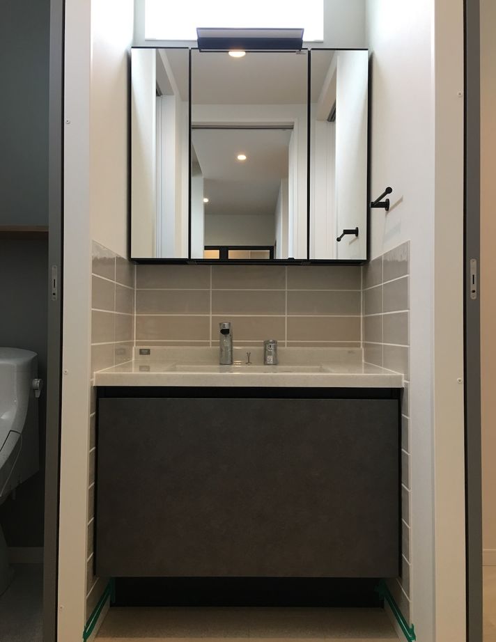 匠技建 【2000万円台/30坪台/書斎/間取り図】エアコンと窓のある小屋裏収納にガルバリウム鋼板の白い三角屋根の家の建築実例画像7