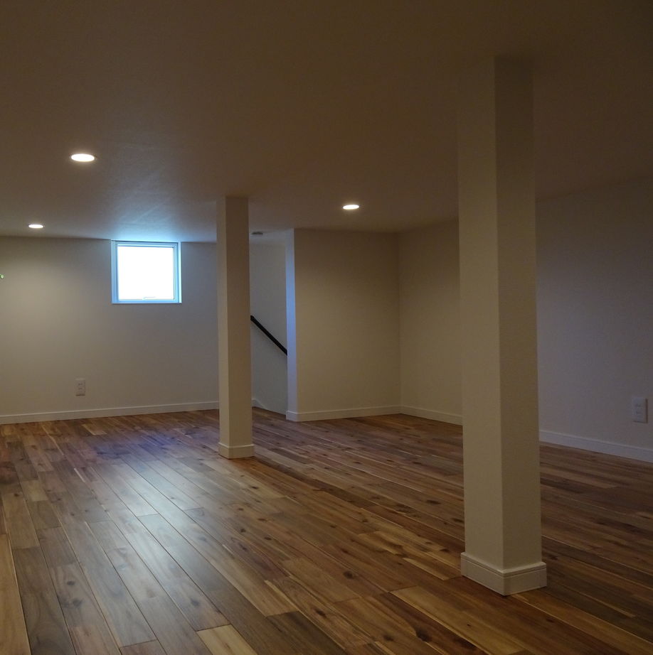 匠技建 【2000万円台/30坪台/書斎/間取り図】エアコンと窓のある小屋裏収納にガルバリウム鋼板の白い三角屋根の家の建築実例画像8