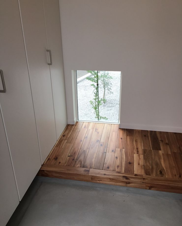 匠技建 【2000万円台/30坪台/書斎/間取り図】エアコンと窓のある小屋裏収納にガルバリウム鋼板の白い三角屋根の家の建築実例画像9