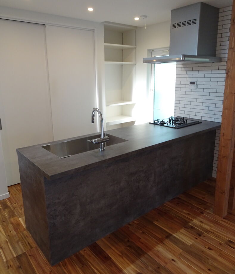 匠技建 【2000万円台/30坪台/書斎/間取り図】エアコンと窓のある小屋裏収納にガルバリウム鋼板の白い三角屋根の家の建築実例画像10