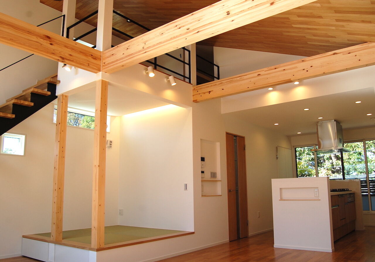 匠技建 【立川市/2000万円台/20坪台/自然素材/間取り図】広々とした吹き抜け2階リビング。梁の見える長方形の家の建築実例画像2