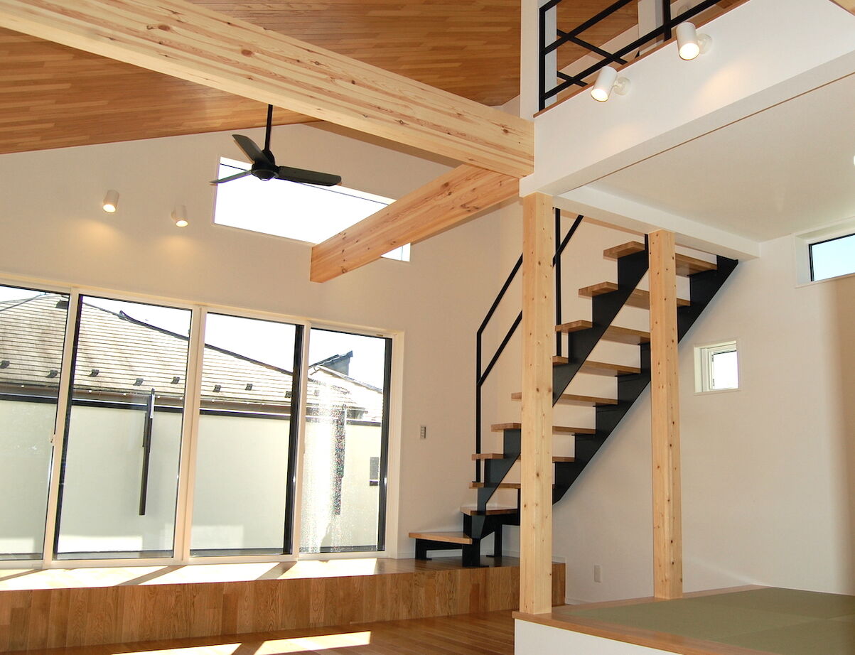 匠技建 【立川市/2000万円台/20坪台/自然素材/間取り図】広々とした吹き抜け2階リビング。梁の見える長方形の家の建築実例画像4