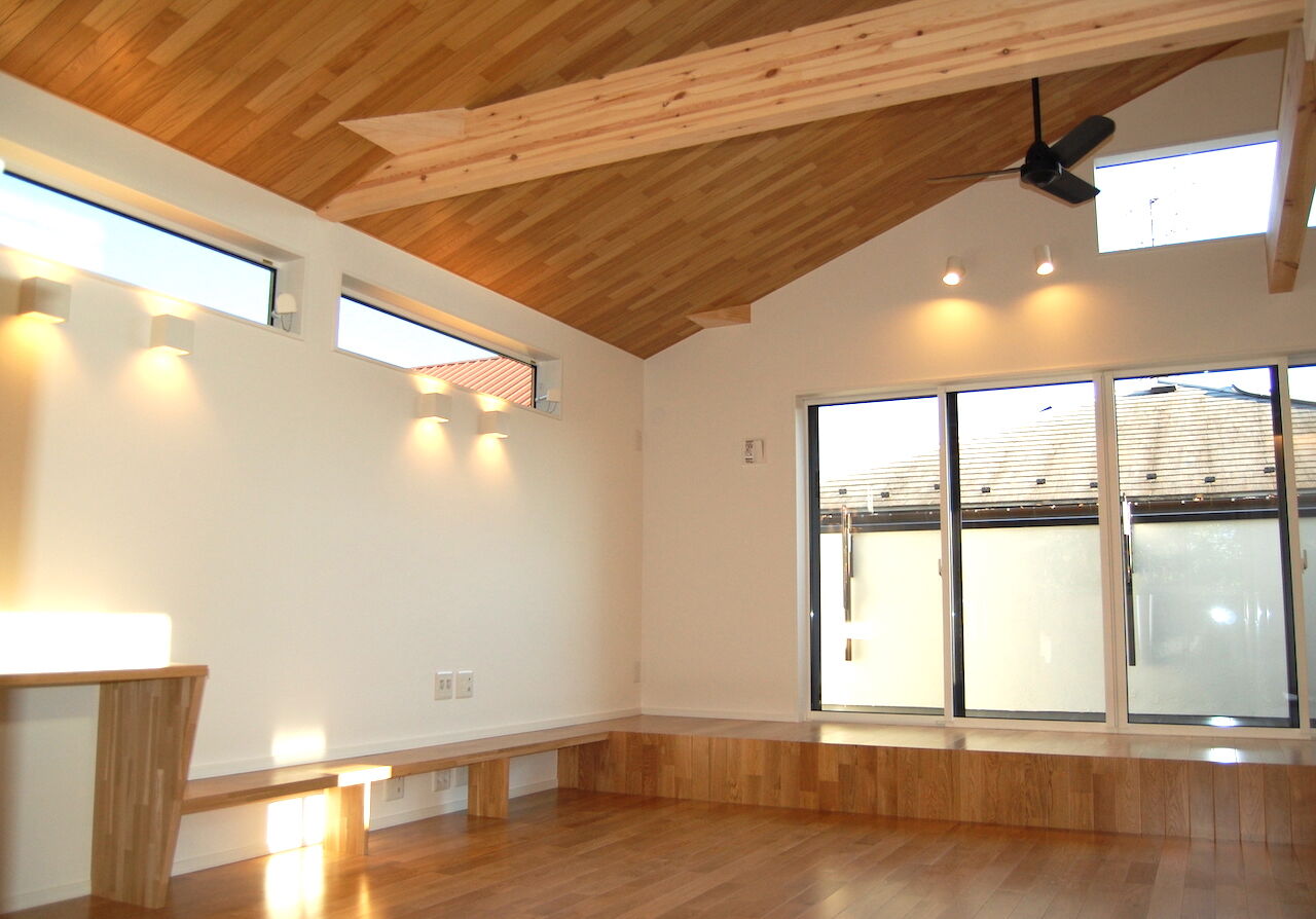 匠技建 【立川市/2000万円台/20坪台/自然素材/間取り図】広々とした吹き抜け2階リビング。梁の見える長方形の家の建築実例画像5