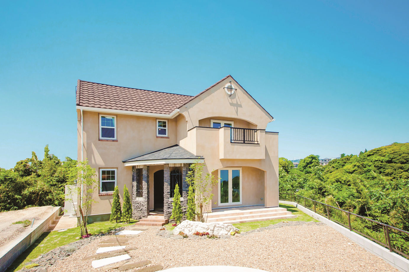 丸和建設 【鹿児島市 2階建て】34.31坪（113.45m2）　丘にたたずむ南欧風スローライフが楽しめる家の建築実例画像2