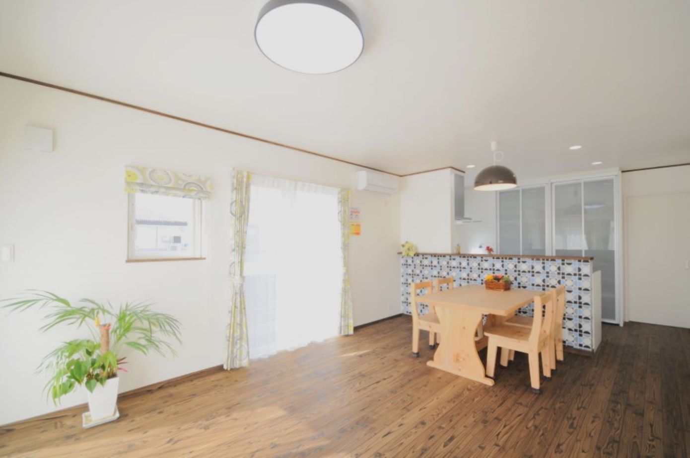 丸和建設 【姶良市 平屋】25.74坪（85.12m2）　漆喰の白壁と黒の床材のコントラストが映える家の建築実例画像1