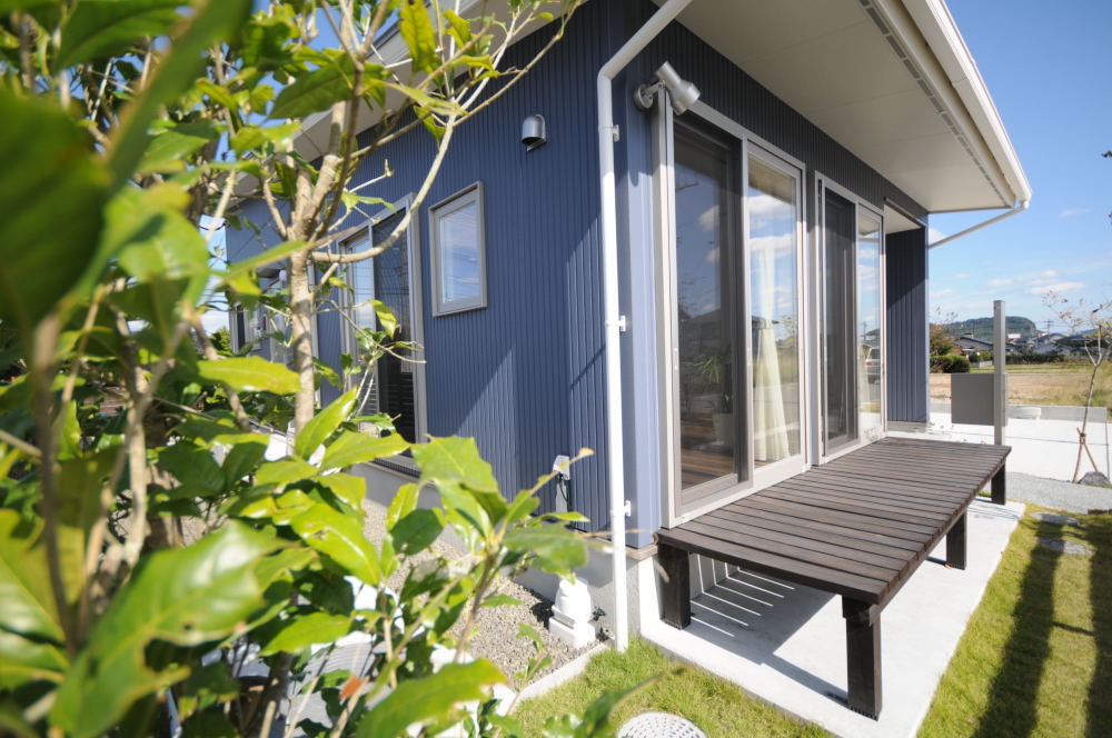 丸和建設 【姶良市 平屋】25.74坪（85.12m2）　漆喰の白壁と黒の床材のコントラストが映える家の建築実例画像2