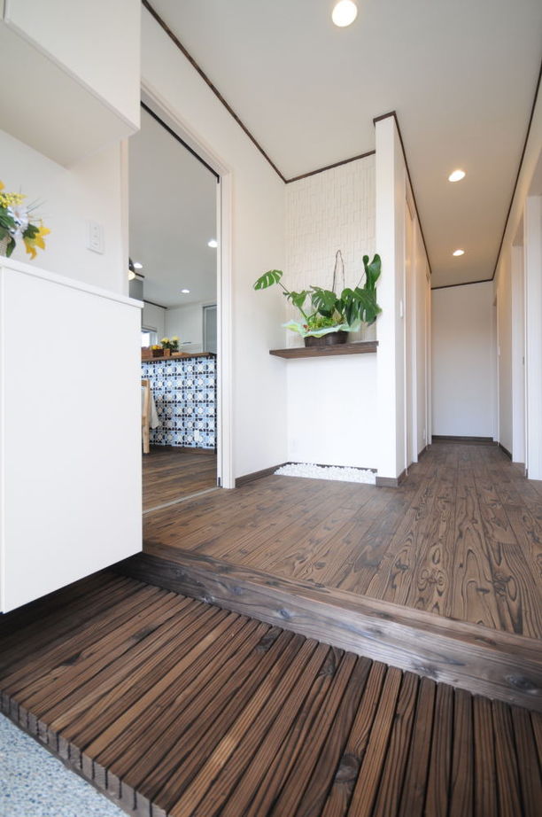 丸和建設 【姶良市 平屋】25.74坪（85.12m2）　漆喰の白壁と黒の床材のコントラストが映える家の建築実例画像3