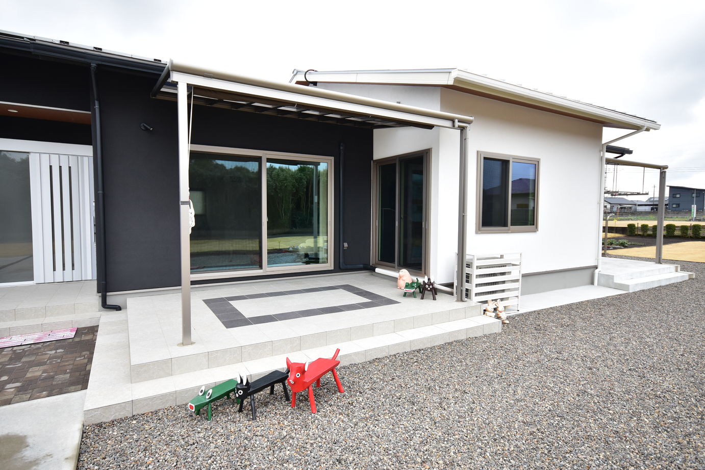 丸和建設 【鹿屋市 平屋】33.31坪（110.13m2）　タイルデッキと車・バイク用ガレージがある家の建築実例画像2