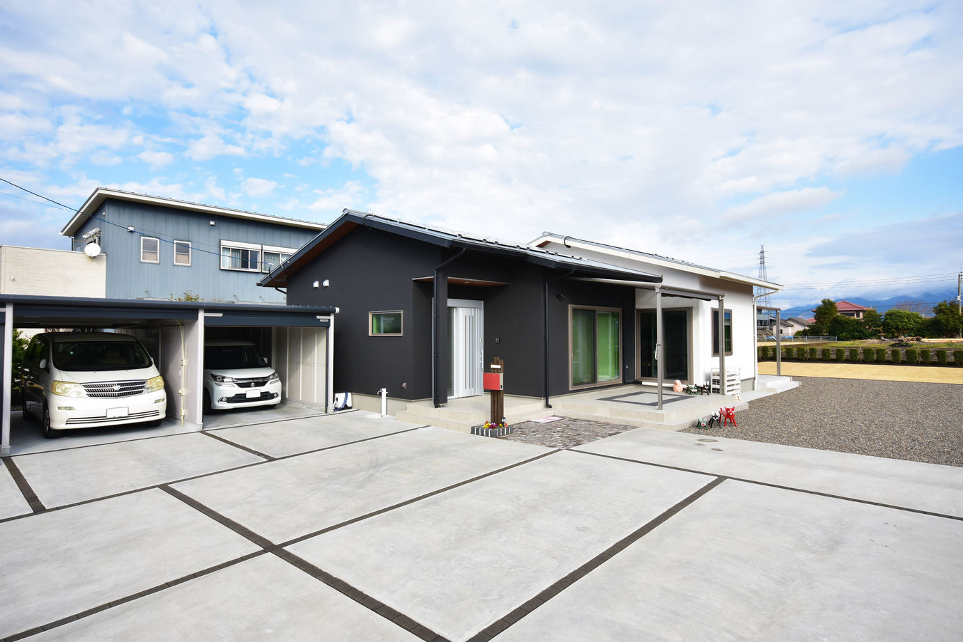 丸和建設 【鹿屋市 平屋】33.31坪（110.13m2）　タイルデッキと車・バイク用ガレージがある家の建築実例画像4