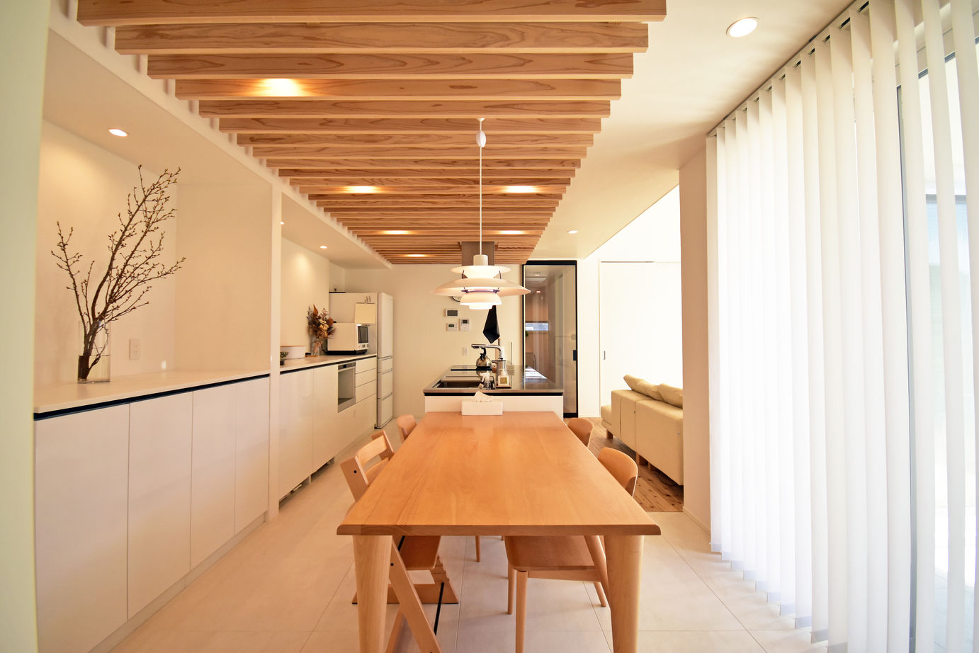Suumo ルーバー天井 アイランドキッチン ベージュを基調としたシンプルモダンな家 丸和建設 の建築実例詳細 注文住宅