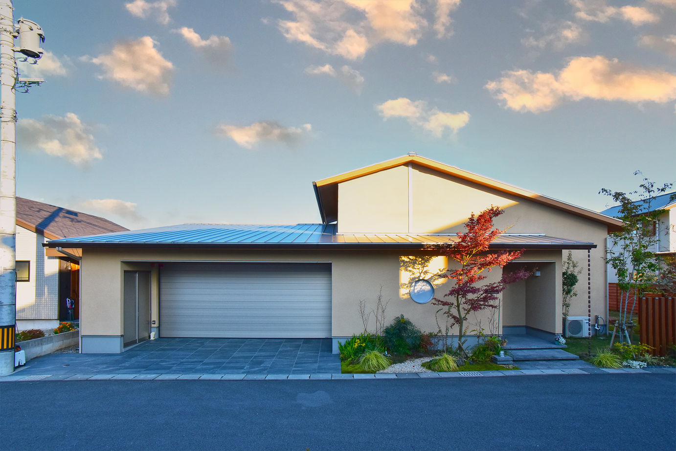 丸和建設 【日置市 平屋】59.74坪（197.50m2）　大空間ＬＤＫとガレージがある、和モダンな家の建築実例画像2