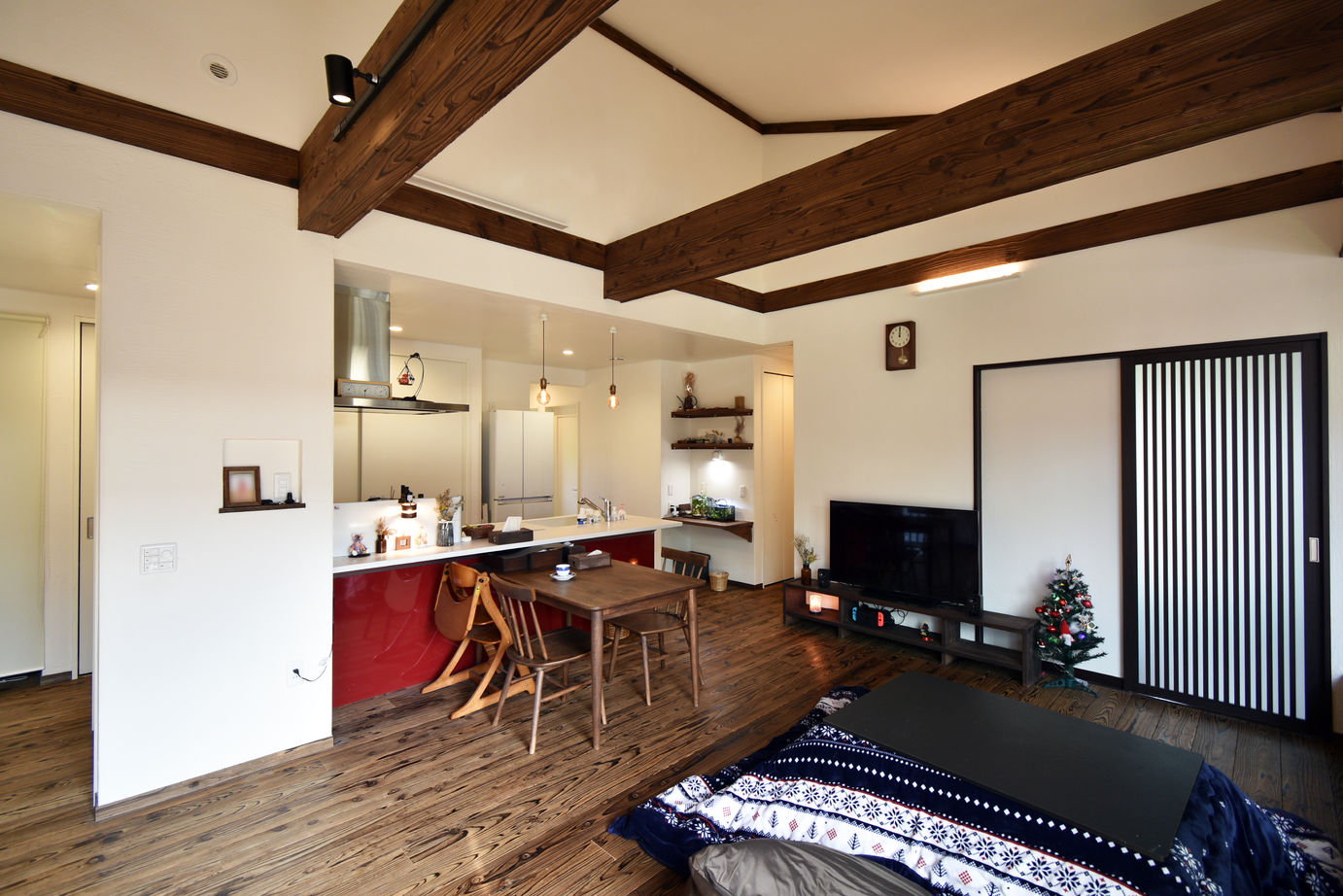 丸和建設 【鹿児島市 平屋】28.77坪（95.12m2）　黒い音響熟成木材を使った、小上がり和室のある家の建築実例画像2