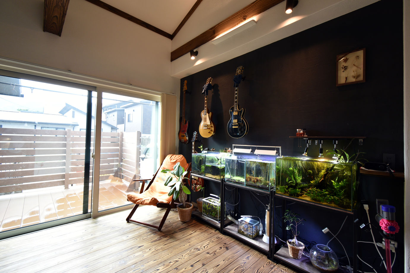 丸和建設 【鹿児島市 平屋】28.77坪（95.12m2）　黒い音響熟成木材を使った、小上がり和室のある家の建築実例画像4