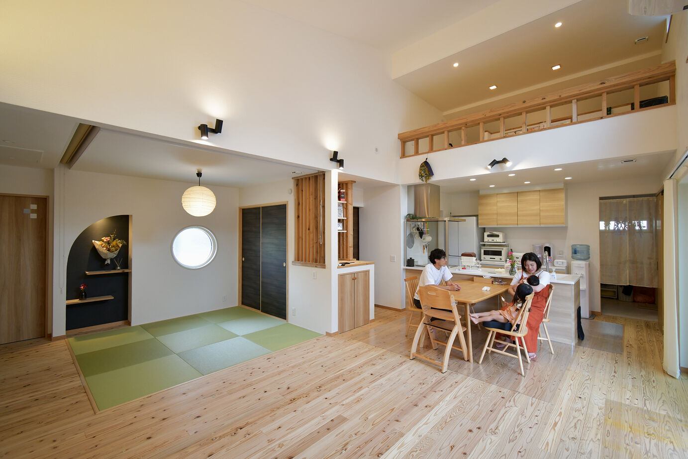 丸和建設 【日置市 平屋】30.49坪（100.82m2）ロフトやシューズ収納棚を設置した玄関など、こだわりがつまった平屋の建築実例画像2