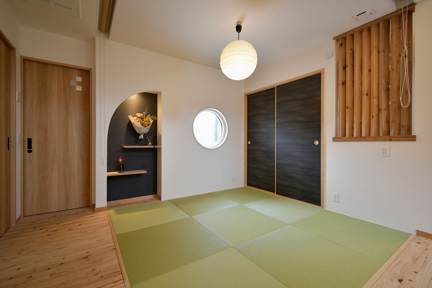 丸和建設 【日置市 平屋】30.49坪（100.82m2）ロフトやシューズ収納棚を設置した玄関など、こだわりがつまった平屋の建築実例画像6