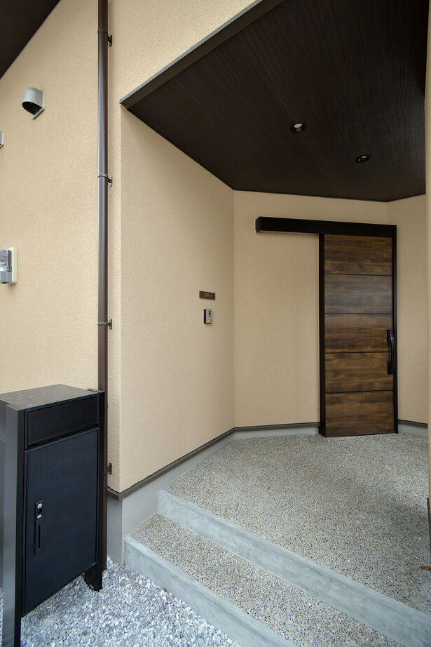 丸和建設 【日置市 平屋】30.49坪（100.82m2）ロフトやシューズ収納棚を設置した玄関など、こだわりがつまった平屋の建築実例画像8