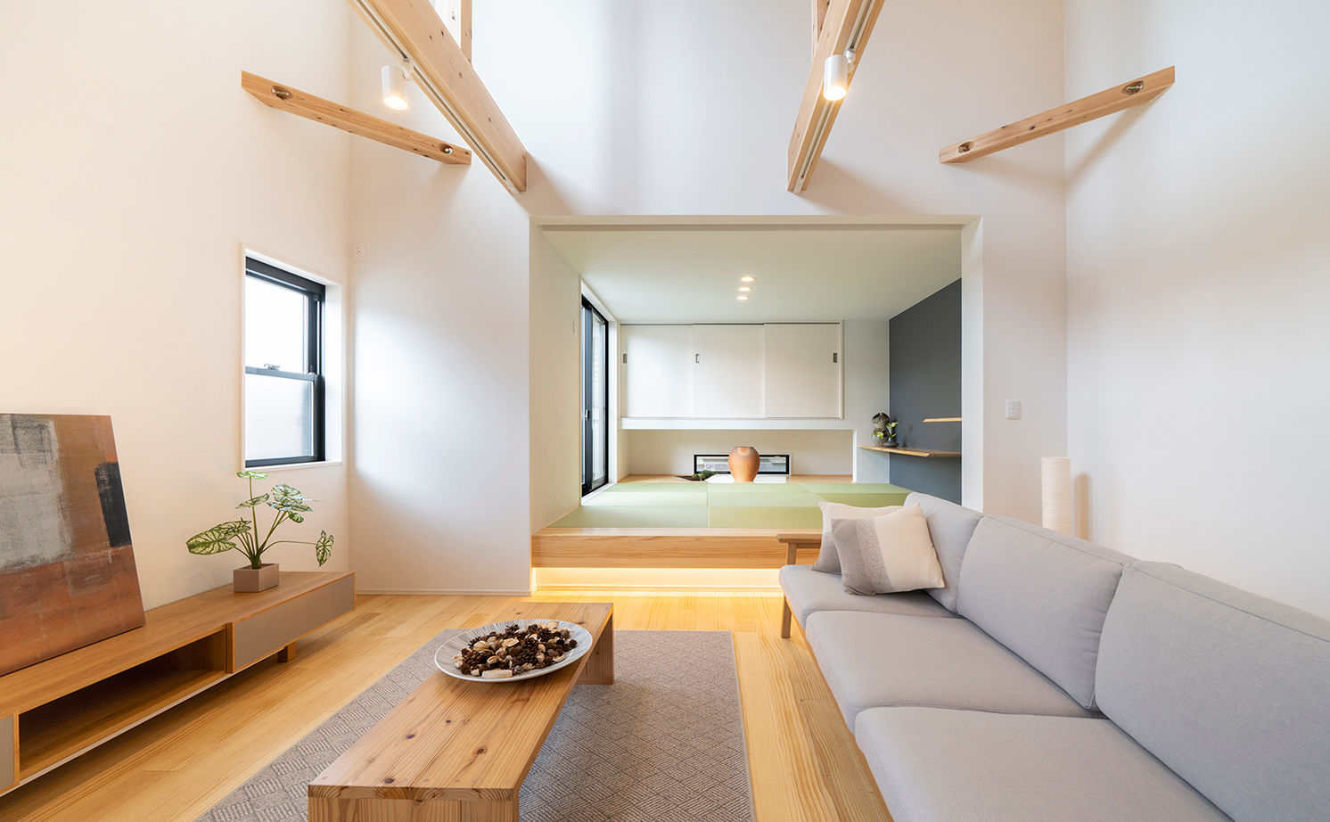 サブライムホーム（SUBLIME HOME） 【本体価格1840万円/間取図あり】明るく開放的な2階リビング。街並みに溶け込む、明るくモダンな現代の町家の建築実例画像2