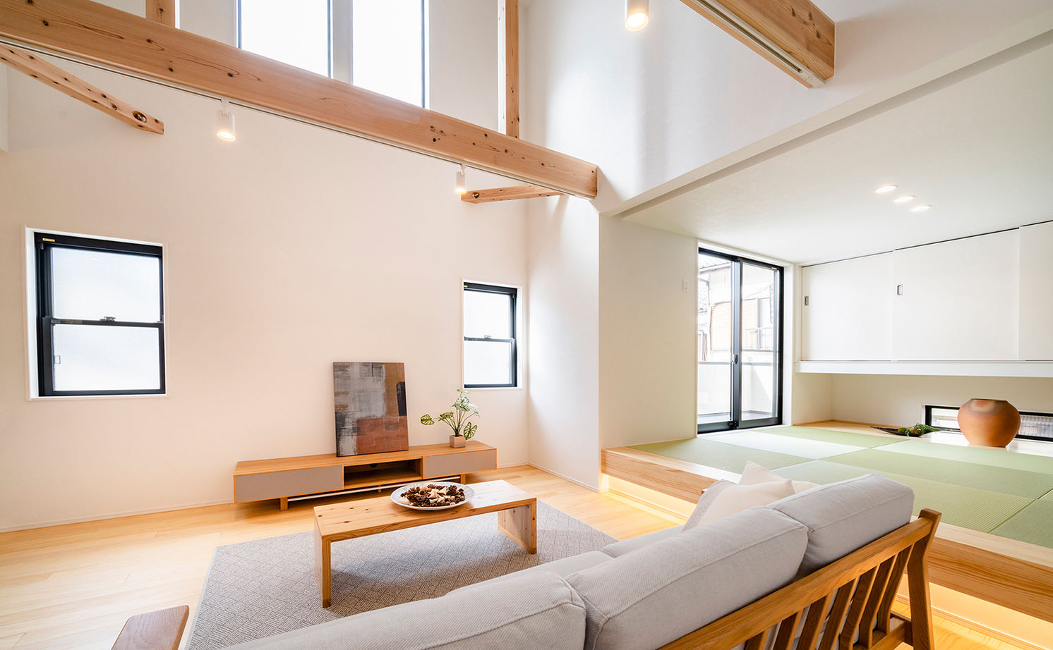 サブライムホーム（SUBLIME HOME） 【本体価格1840万円/間取図あり】明るく開放的な2階リビング。街並みに溶け込む、明るくモダンな現代の町家の建築実例画像3