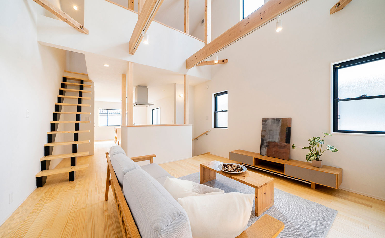 サブライムホーム（SUBLIME HOME） 【本体価格1840万円/間取図あり】明るく開放的な2階リビング。街並みに溶け込む、明るくモダンな現代の町家の建築実例画像4