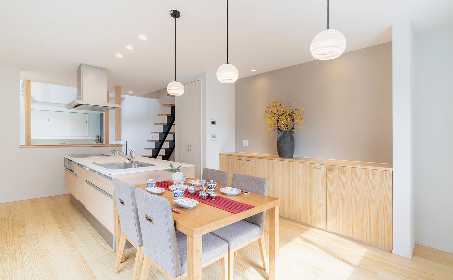 サブライムホーム（SUBLIME HOME） 【本体価格1840万円/間取図あり】明るく開放的な2階リビング。街並みに溶け込む、明るくモダンな現代の町家の建築実例画像5