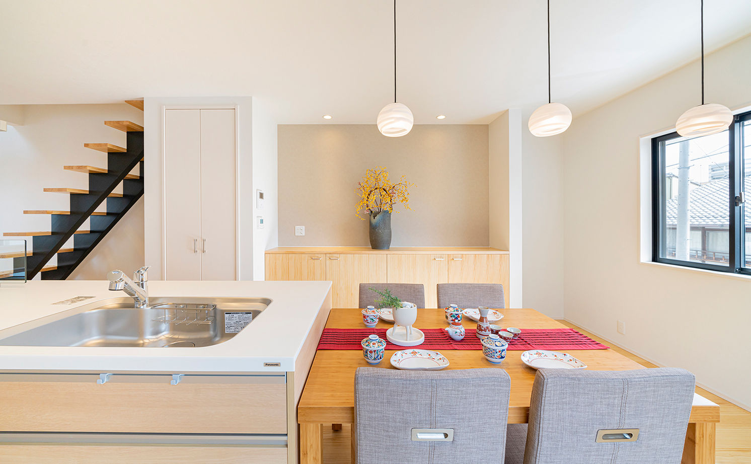サブライムホーム（SUBLIME HOME） 【本体価格1840万円/間取図あり】明るく開放的な2階リビング。街並みに溶け込む、明るくモダンな現代の町家の建築実例画像6