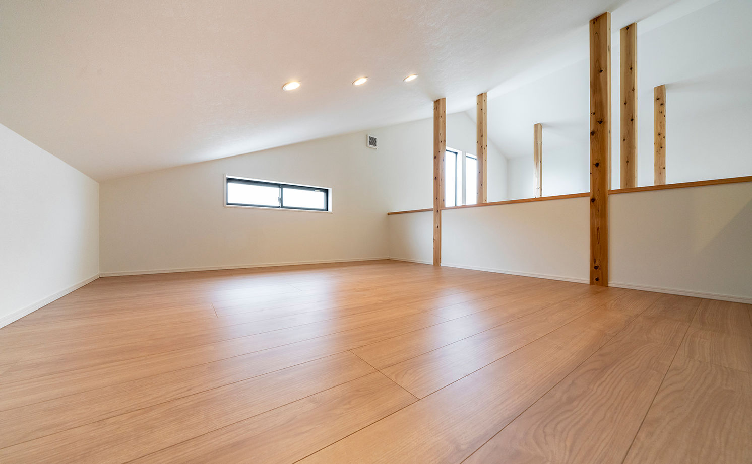 サブライムホーム（SUBLIME HOME） 【本体価格1840万円/間取図あり】明るく開放的な2階リビング。街並みに溶け込む、明るくモダンな現代の町家の建築実例画像12