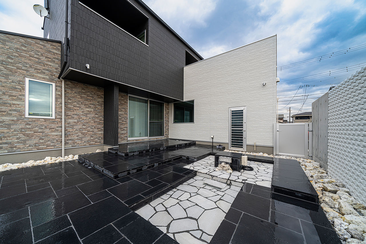 サブライムホーム（SUBLIME HOME） 【2000万円台/間取図あり】憧れの車をリビングから眺める。やりたいことを詰め込んだガレージハウスの建築実例画像9