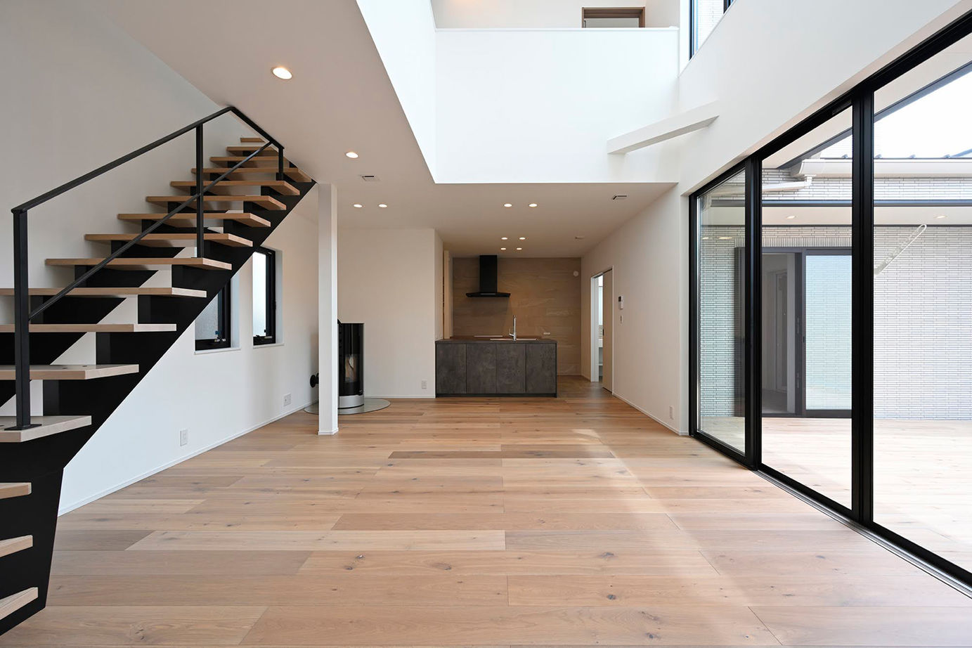 サブライムホーム（SUBLIME HOME） 【本体価格3077万円】リビングと中庭がつながる。冬は屋内でストーブやサウナ、夏は屋外でBBQやプールの建築実例画像2