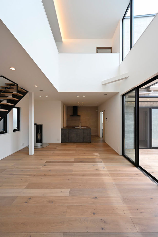 サブライムホーム（SUBLIME HOME） 【本体価格3077万円】リビングと中庭がつながる。冬は屋内でストーブやサウナ、夏は屋外でBBQやプールの建築実例画像3