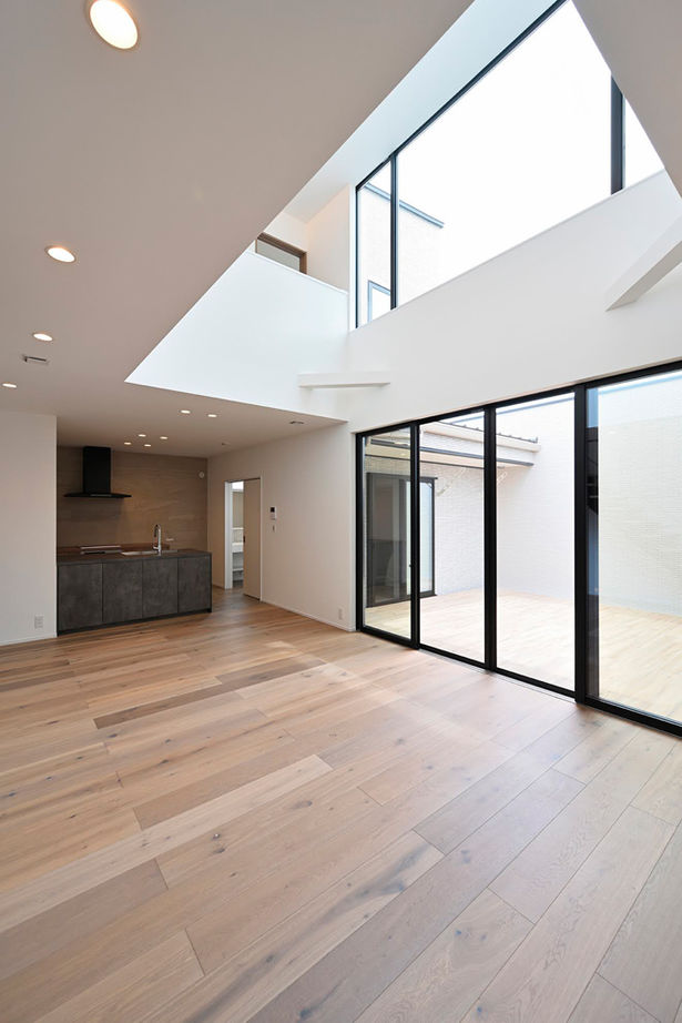 サブライムホーム（SUBLIME HOME） 【本体価格3077万円】リビングと中庭がつながる。冬は屋内でストーブやサウナ、夏は屋外でBBQやプールの建築実例画像4