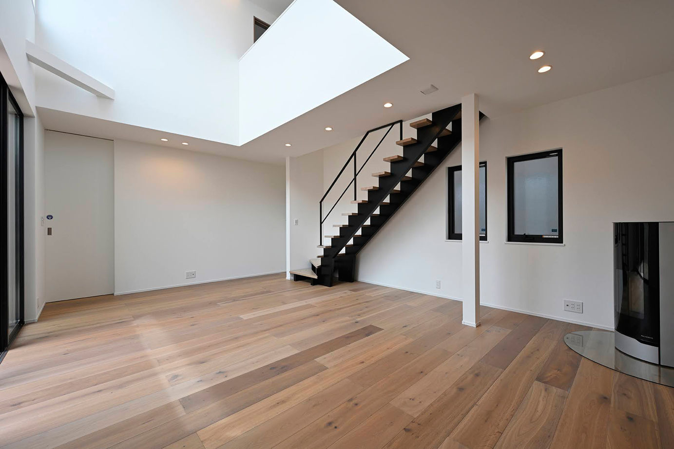 サブライムホーム（SUBLIME HOME） 【本体価格3077万円】リビングと中庭がつながる。冬は屋内でストーブやサウナ、夏は屋外でBBQやプールの建築実例画像5