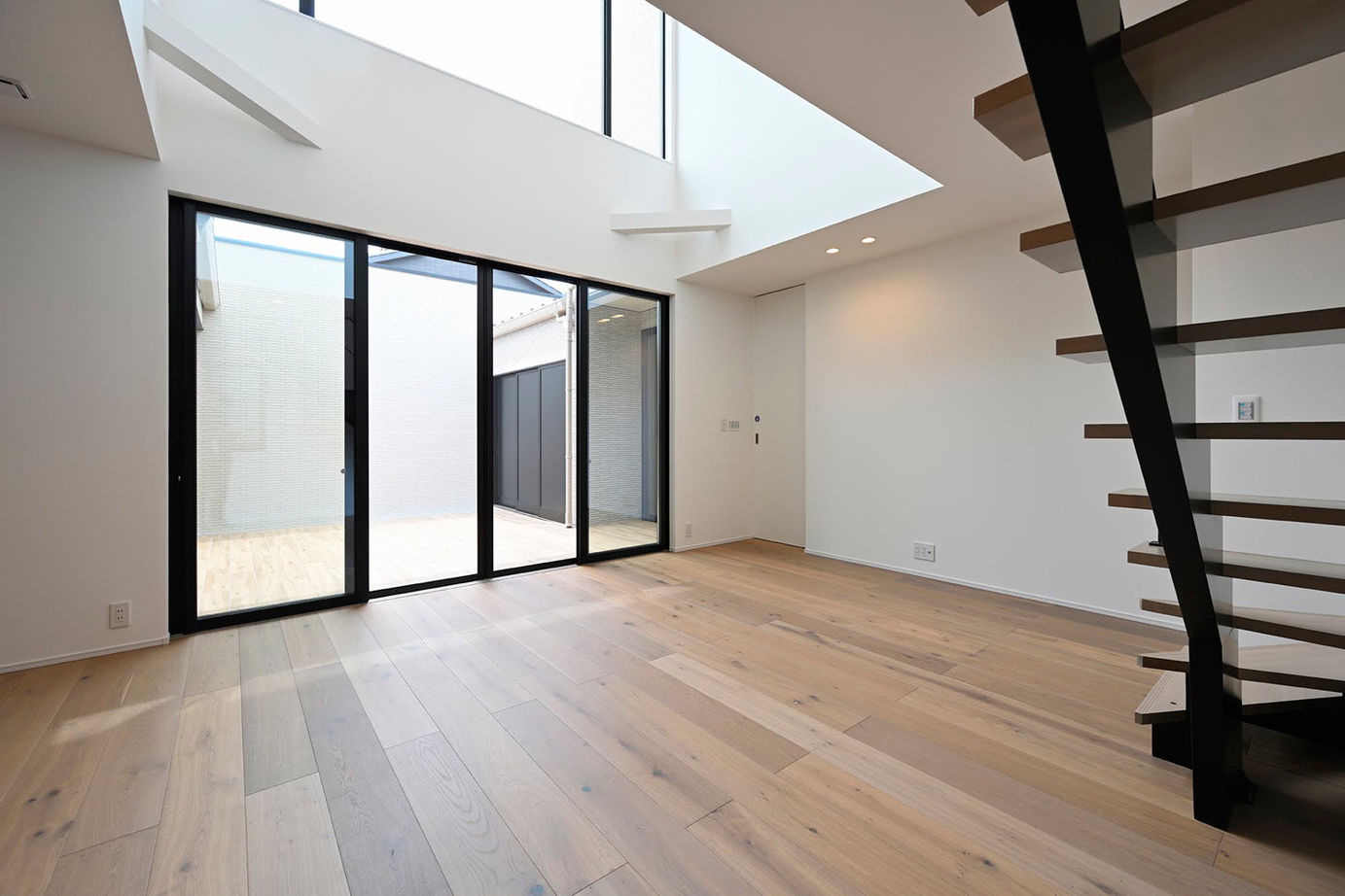 サブライムホーム（SUBLIME HOME） 【本体価格3077万円】リビングと中庭がつながる。冬は屋内でストーブやサウナ、夏は屋外でBBQやプールの建築実例画像6