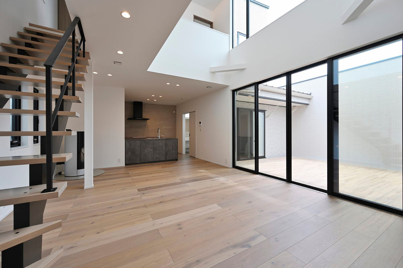 サブライムホーム（SUBLIME HOME） 【本体価格3077万円】リビングと中庭がつながる。冬は屋内でストーブやサウナ、夏は屋外でBBQやプールの建築実例画像7