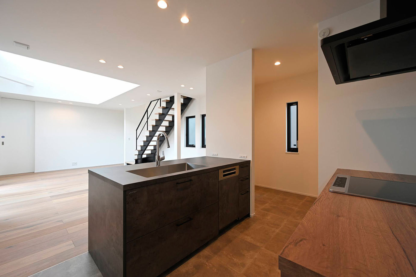 サブライムホーム（SUBLIME HOME） 【本体価格3077万円】リビングと中庭がつながる。冬は屋内でストーブやサウナ、夏は屋外でBBQやプールの建築実例画像9