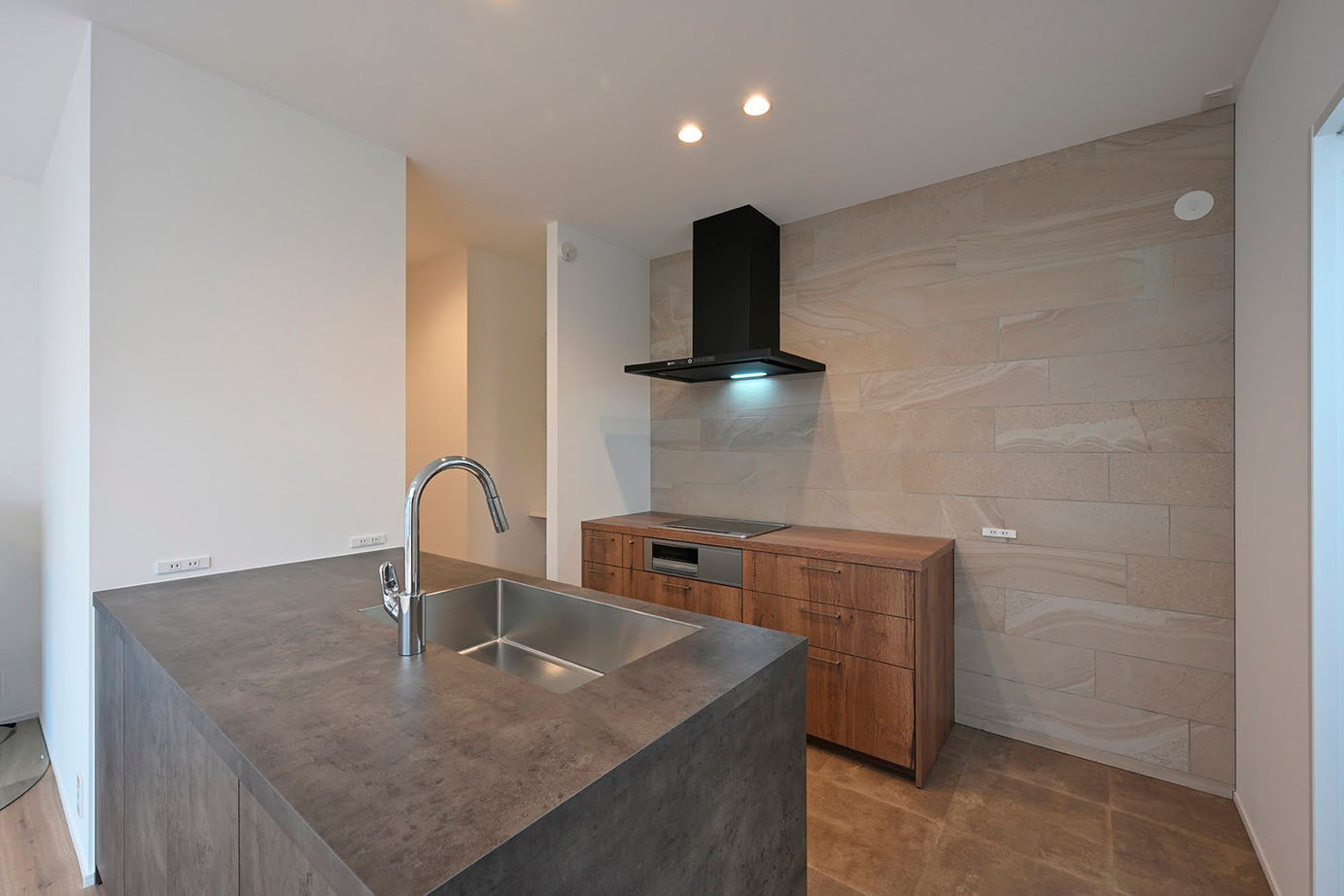 サブライムホーム（SUBLIME HOME） 【本体価格3077万円】リビングと中庭がつながる。冬は屋内でストーブやサウナ、夏は屋外でBBQやプールの建築実例画像10